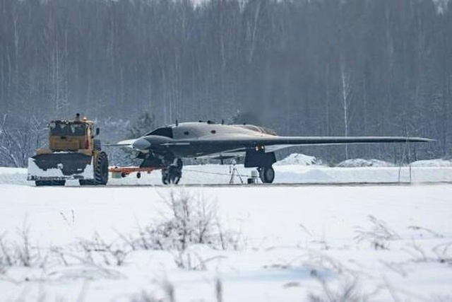 Первые фотографии российского тяжелого ударного беспилотного летательного аппарата "Охотник"