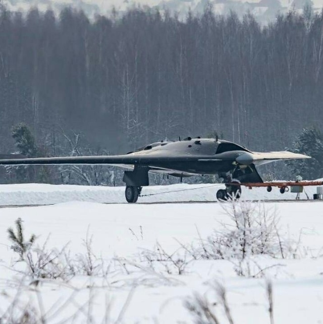 Первые фотографии российского тяжелого ударного беспилотного летательного аппарата "Охотник"
