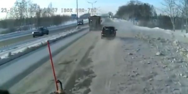 Водитель решил обогнать дорожников, которые чистили снег
