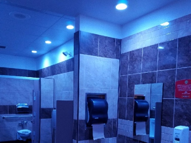 Синяя подсветка в общественных туалетах