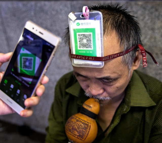 Прогресс не стоит месте: китайцы платят за все при помощи своего смартфона