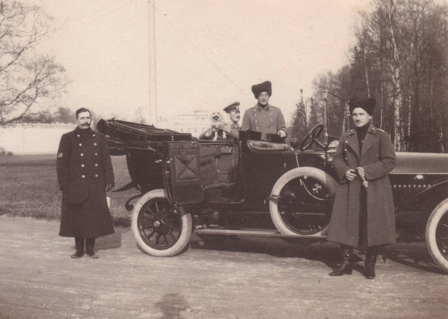 Рабочие обнаружили тайник с фотографиями семьи Николая II