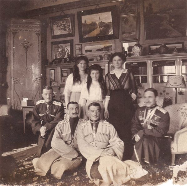 Рабочие обнаружили тайник с фотографиями семьи Николая II