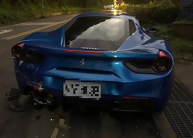 20-летний парень заснул за рулем, а проснулся, когда уже протаранил 4 спорткара Ferrari