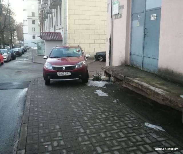 Водитель из Белоруссии поплатился за парковку на тротуаре возле дома
