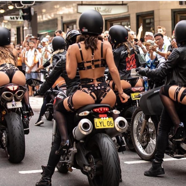 Девушки в откровенных нарядах прокатились по Сиднею на мотоциклах