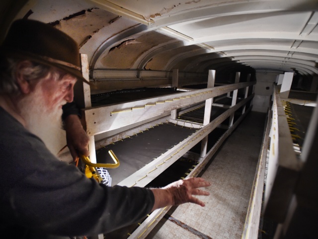 Подземное убежище, созданное из 42 школьных автобусов