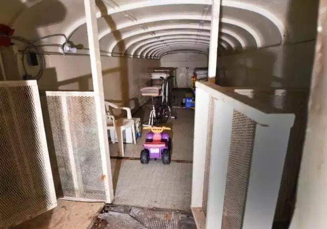 Подземное убежище, созданное из 42 школьных автобусов