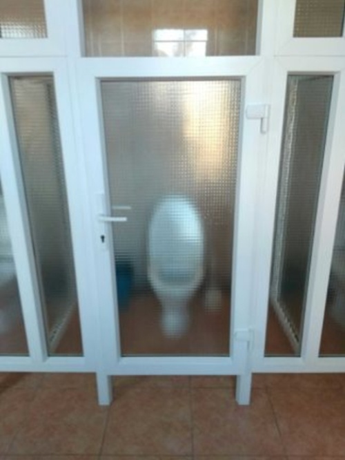 Нечего стесняться, когда идешь в туалет: странная модернизация туалета в Могилевском колледже