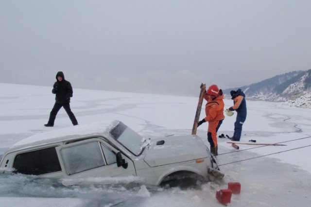 Автомобили, застрявшие во льду Байкала Всячина