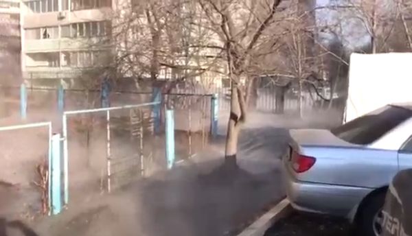 Авария на канализационном коллекторе в Хабаровске превратила несколько улиц в "вонючие реки"