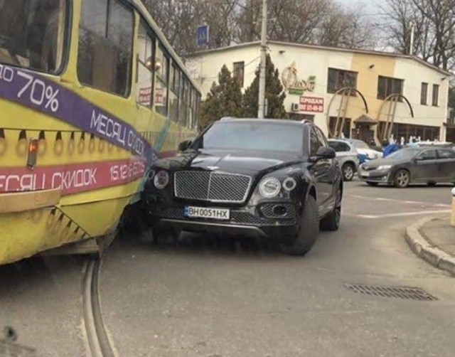 Жена одесского чиновника Елена Урбанская на Bentley за 22 млн рублей врезалась в трамвай