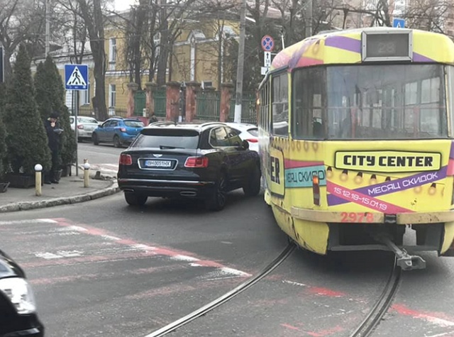 Жена одесского чиновника Елена Урбанская на Bentley за 22 млн рублей врезалась в трамвай Всячина