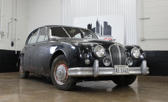 Раритетный Jaguar Mk II в старом заброшенном доме