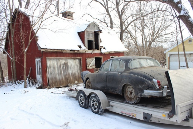 Раритетный Jaguar Mk II в старом заброшенном доме