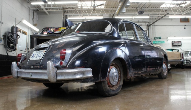 Раритетный Jaguar Mk II в старом заброшенном доме