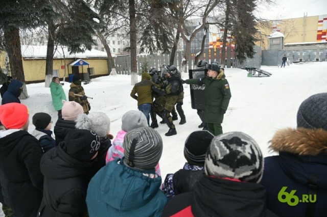 Школьникам показали, как военная полиция разгоняет митинги