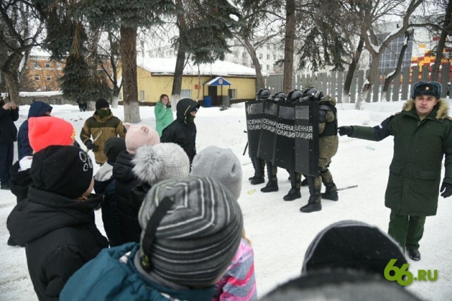 Школьникам показали, как военная полиция разгоняет митинги