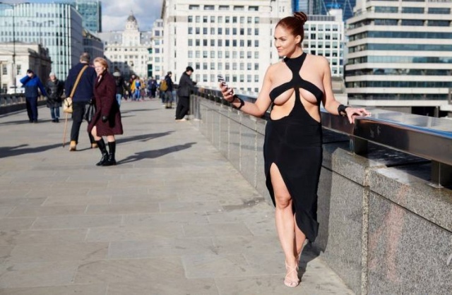 Британка Стефани Барнс прогулялась в откровенном "платье Ким Кардашьян" по улицам Лондона Всячина