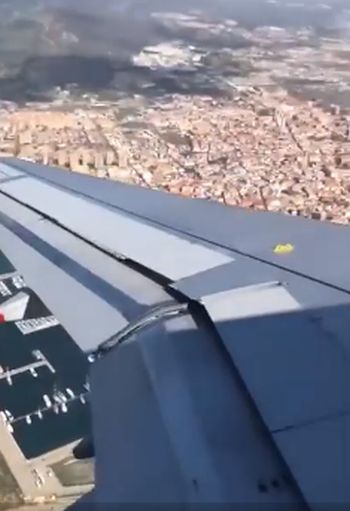 Ужасающее зрелище: самолет попал в сильный ветер над Гибралтаром
