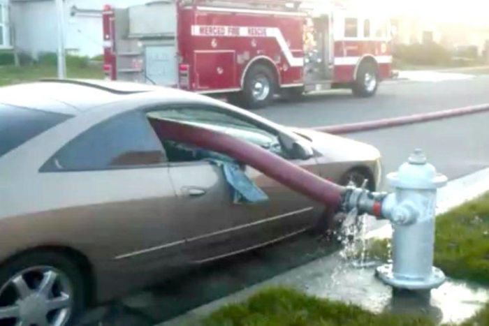 Как американские пожарные штрафуют за парковку у гидранта