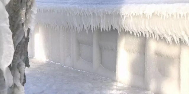 Пляжный домик во льдах