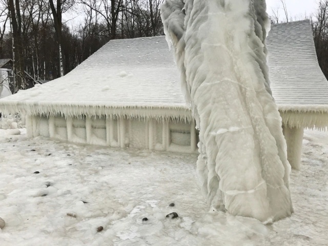 Пляжный домик во льдах