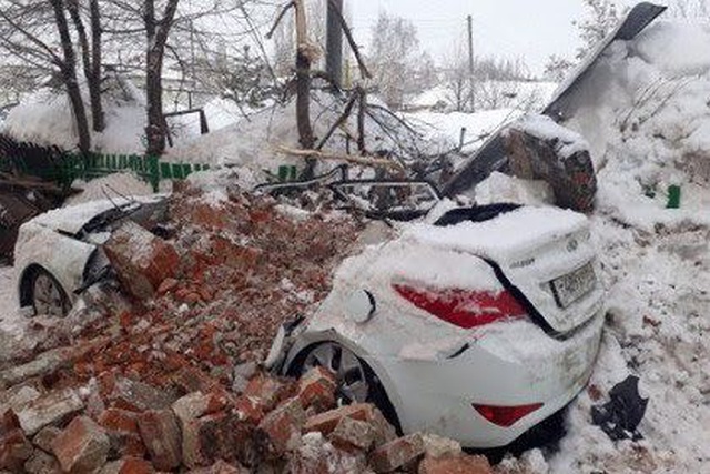 Из-за наледи на крыше пострадал автомобиль судьи