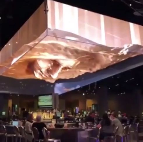 3D-дисплей на потолке в ресторане