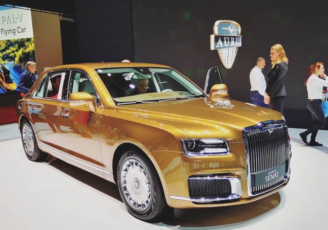 На Женевском автосалоне представили золотой "Кортеж" от Aurus