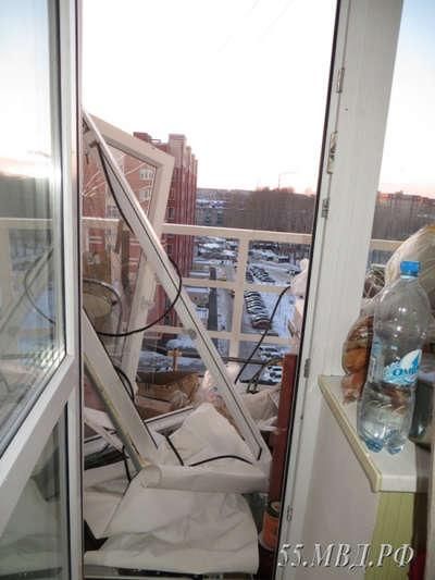 В омской девятиэтажке вылетели стекла из-за взрыва самогонного аппарата