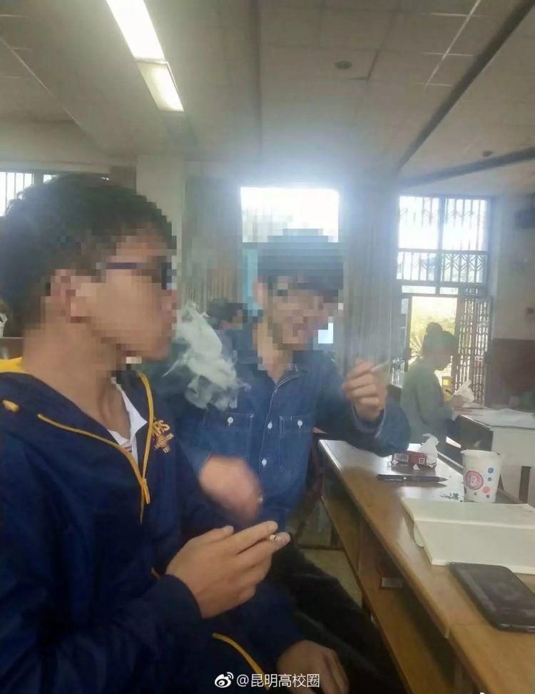 Студентам вуза разрешили курить на лекции, чтобы лучше понять предмет