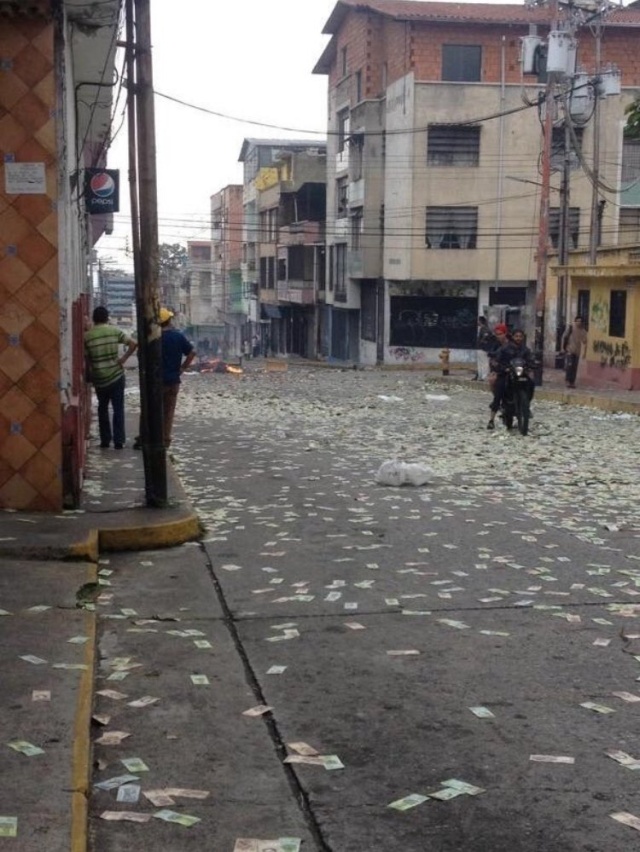 Жители Венесуэлы выбрасывают на улицу обесцененную местную валюту Всячина
