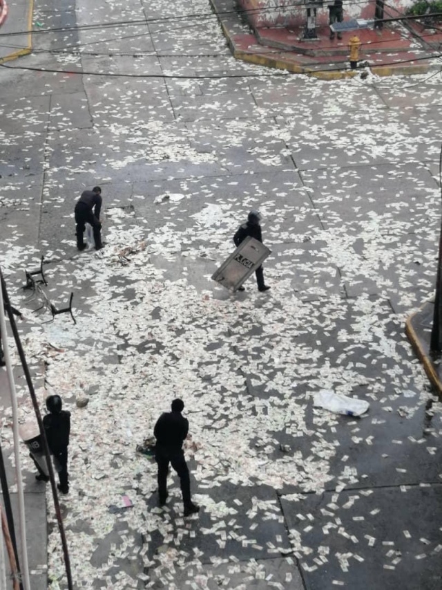 Жители Венесуэлы выбрасывают на улицу обесцененную местную валюту Всячина