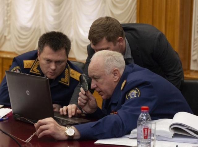 Александр Бастрыкин рассмотрел фото на ноутбуке при помощи лупы Всячина