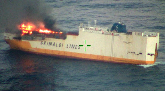 На побережье Франции загорелось и затонуло судно Grande America, перевозившее 2000 автомобилей Всячина
