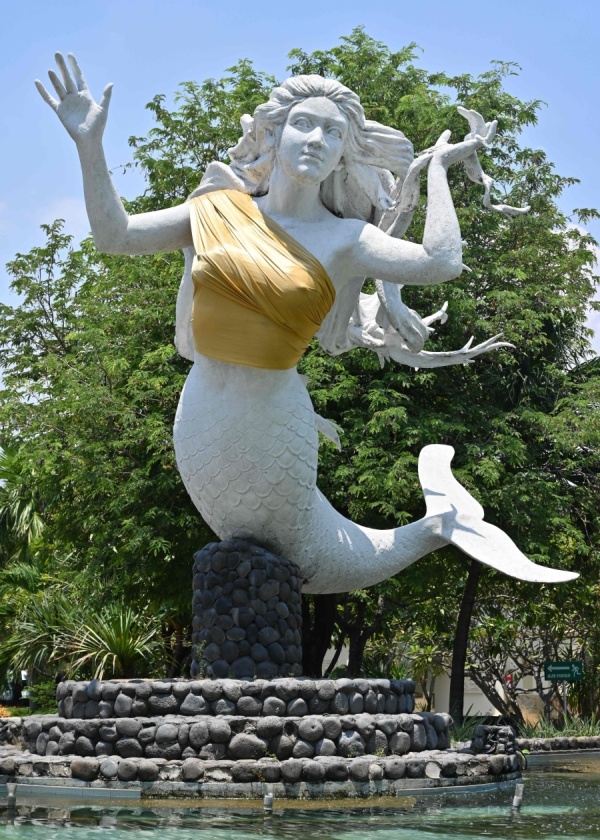 В индонезийском парке скульптурам прикрыли грудь
