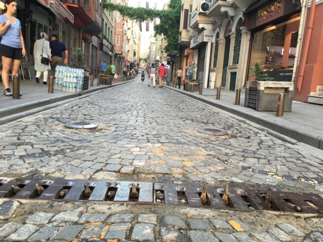 Как в Стамбуле борются с нарушителям ПДД, которые ездят против движения по узким улочкам