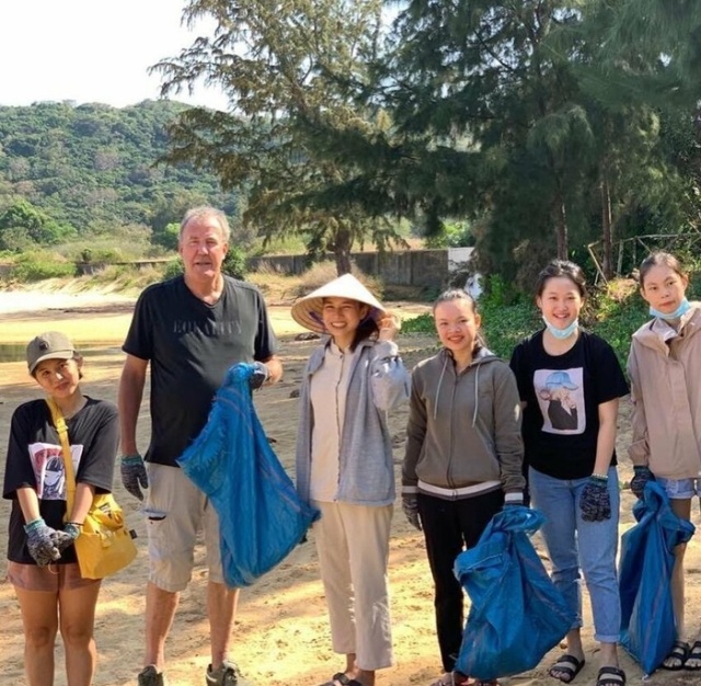 Джереми Кларксон помог с уборкой мусора на пляже во Вьетнаме