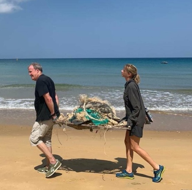 Джереми Кларксон помог с уборкой мусора на пляже во Вьетнаме Всячина