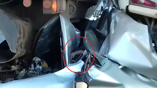 Невероятное везение: водитель выжил в сплющенном грузовиками автомобиле