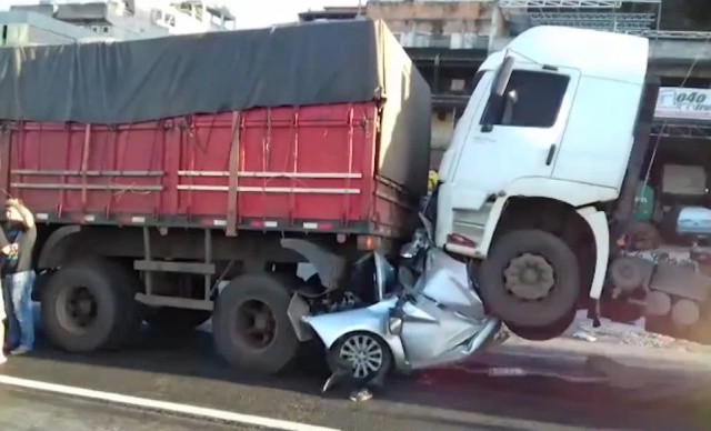 Невероятное везение: водитель выжил в сплющенном грузовиками автомобиле