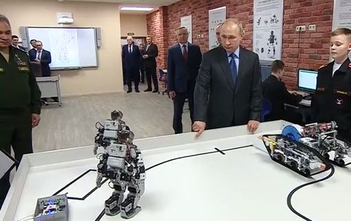 Владимиру Путину показали отжимающихся роботов