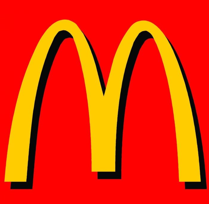 Россиянка увидела грудь в логотипе Макдоналдс