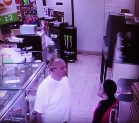 Крупный парень напал на сотрудника магазина