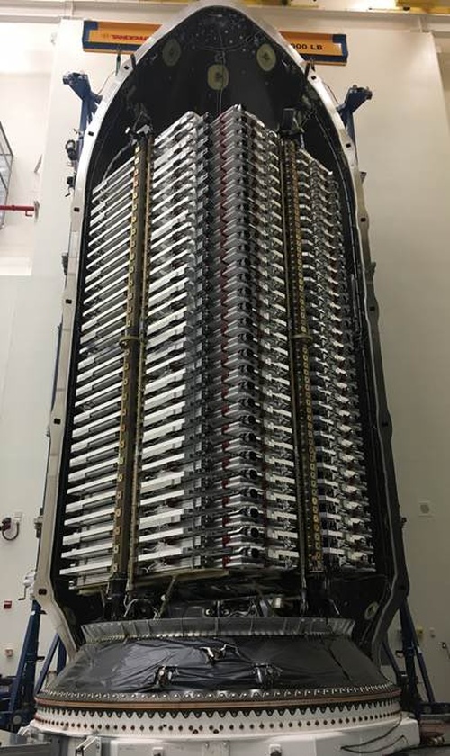 Илон Маск опубликовал снимки обтекателя Falcon, в котором находятся 60 спутников Starlink