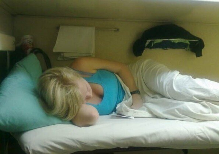 Спящие телки видео. Девчонки спят в поездах. Спящие в поезде. Красивые девушки в поезде.