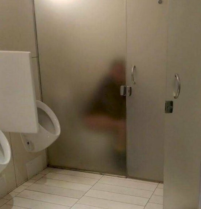 Полицейских попросили расследовать дело о щели для подглядывания в уличном туалете в Пирита