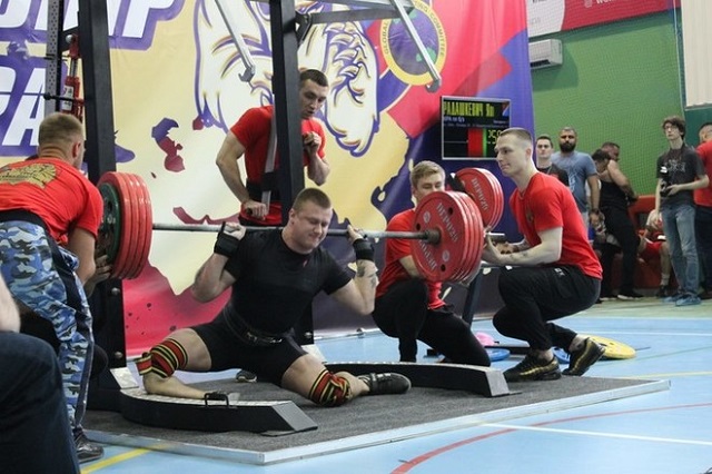 На чемпионате Евразии по пауэрлифтингу спортсмен Ярослав Радашкевич получил жуткую травму