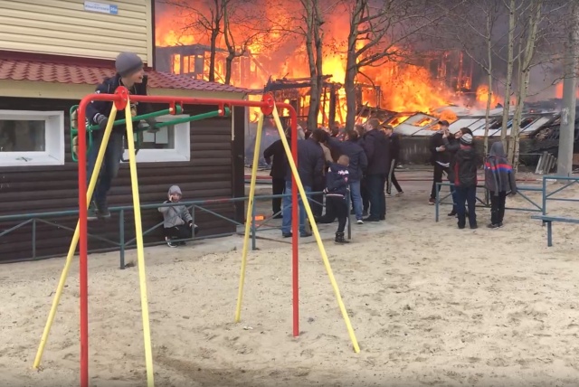 Невозмутимый мальчик на качелях рядом с пожаром в Ноябрьске Видео